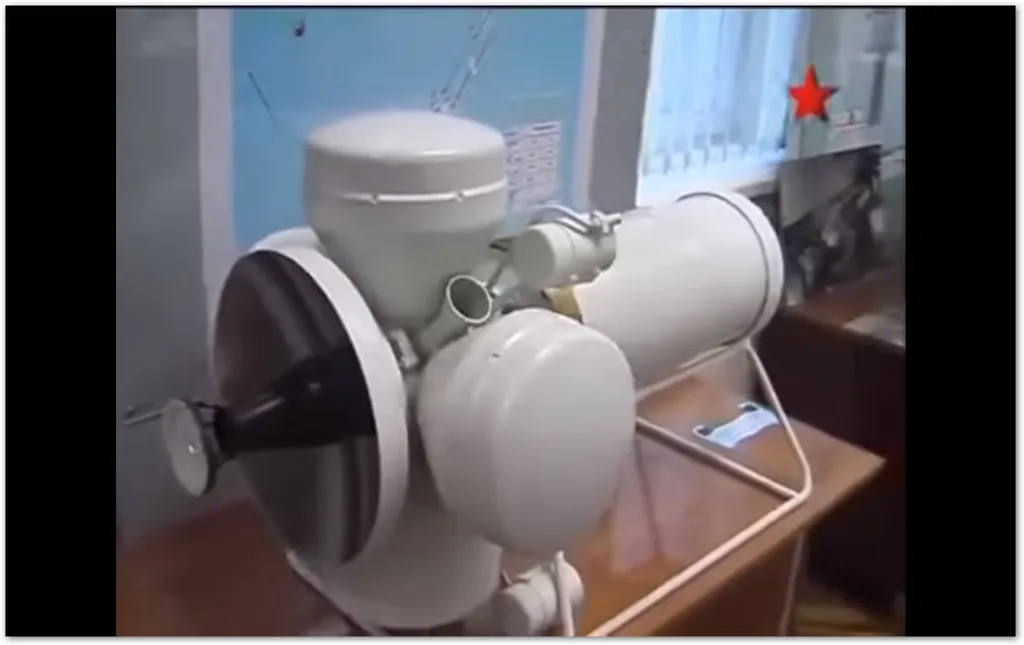 Простенький советский убийца спутников последней трети прошлого века. Как и положено боевой ракете космос-космос, полностью лишён внешнего подобия дизайну морских противокорабельных ракет.