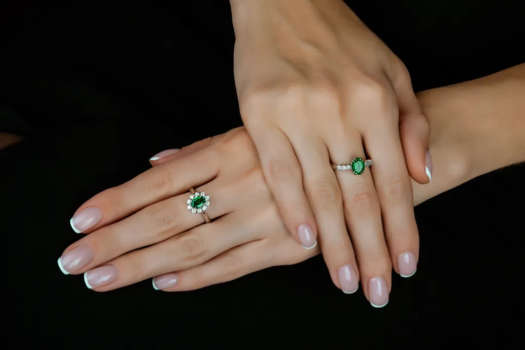 Как выбрать идеальное золотое кольцо с изумрудом: полное руководство для покупателя