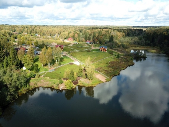 В каких коттеджных поселках на Новой Риге есть выход к воде?