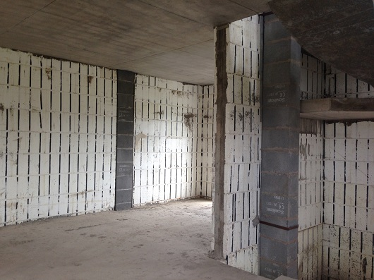 Внутри одного из таунов - вся стена покрыта пенополистиролом