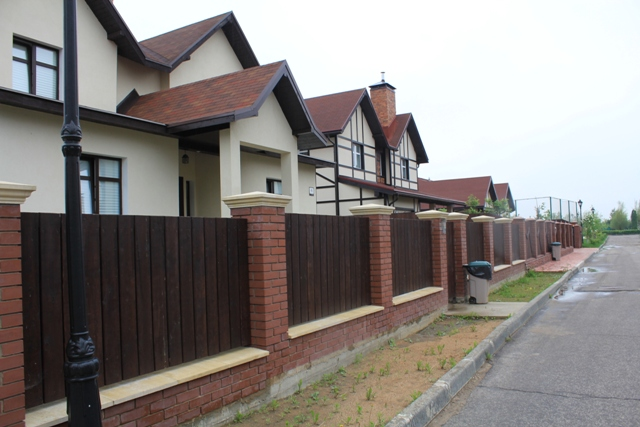 Сплошные заборы - основной недочет поселка