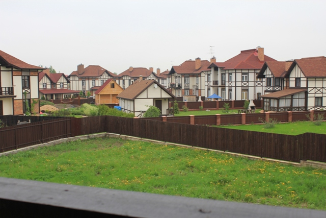 Все дома в поселке Старая Рига оформлены в стиле фахверк