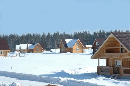 Снег и отсутствие людей в поселке на дальней Новой Риге