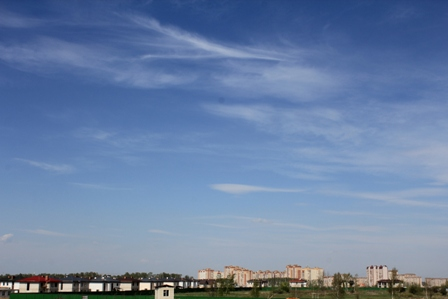 КП "Павловы озера" на фоне новостроек Нахабино