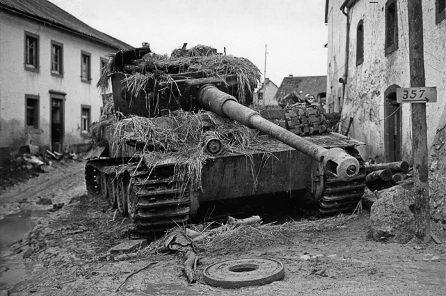 Pz.VI «Tiger» на улицеПадеборна, март–апрель 1945 г.