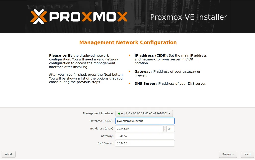 Выбираем сетевой интерфейс, и назначаем статический IP адрес и доменное имя.