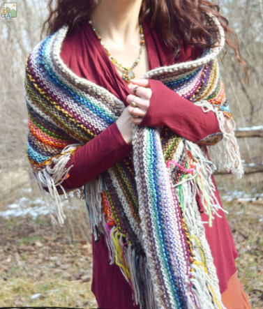 Вязаная шаль спицами из остатков пряжи