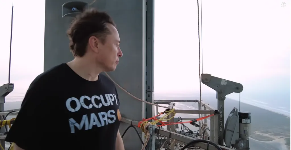Илон Маск на верхней площадке стартовой башни Starbase