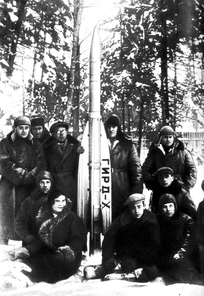 Ракета «ГИРД-Х» конструкции Ф. А. Цандера и С. П. Королёва перед первым запуском в окружении сотрудников ГИРД, 1933 г.