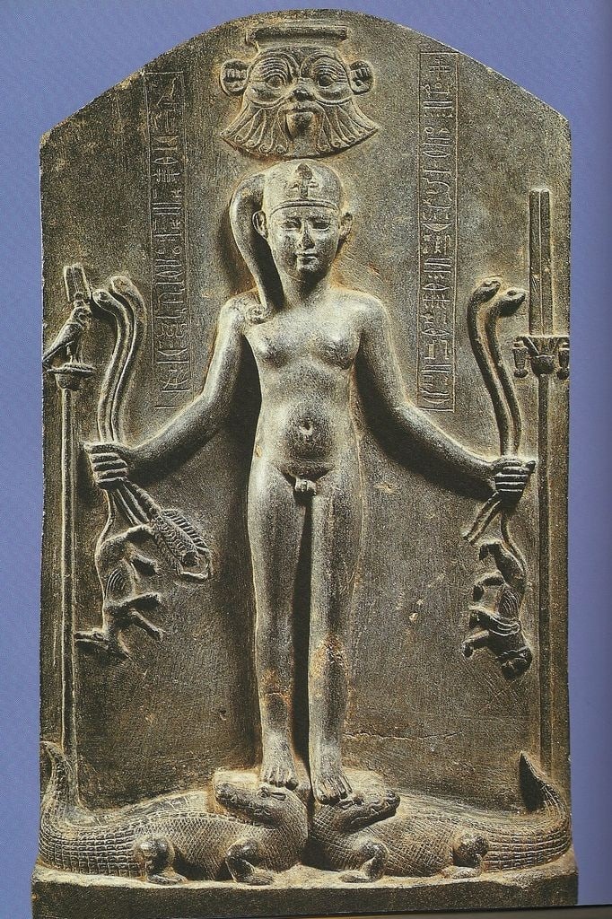 боги со змеями