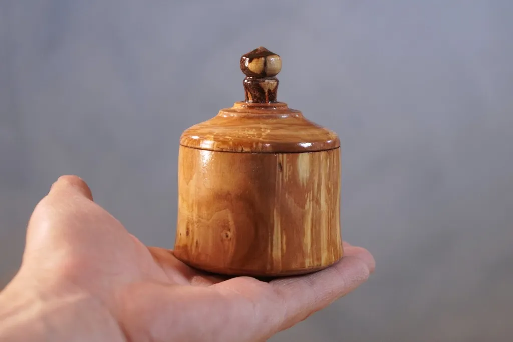 Баночка из яблони. Работа автора