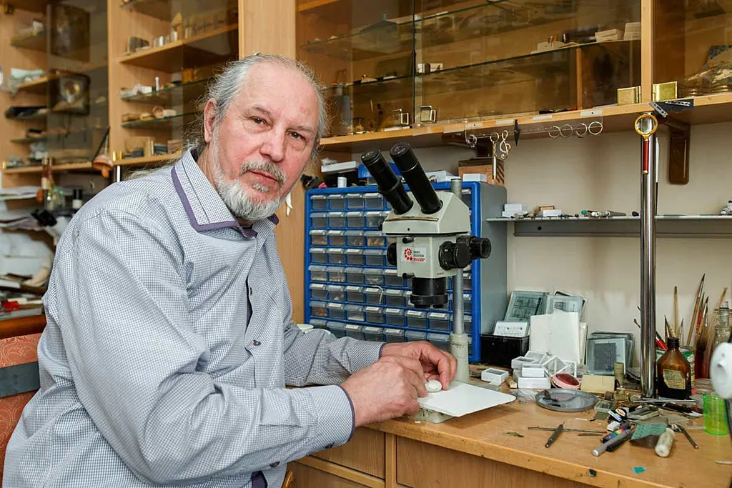 Фото: Александр Бурый - Кропотливая работа мастеру в радость