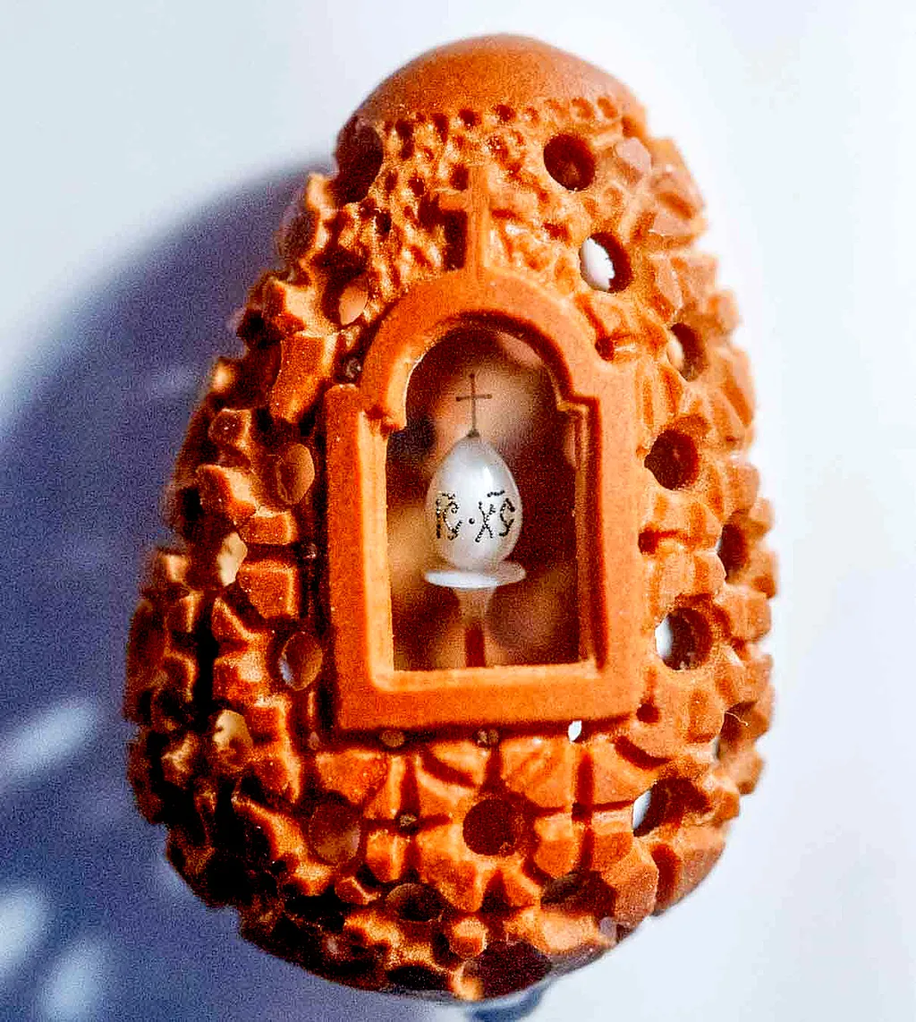 Фото: Александр Бурый - Пасхальное яйцо внутри резного кедрового ореха