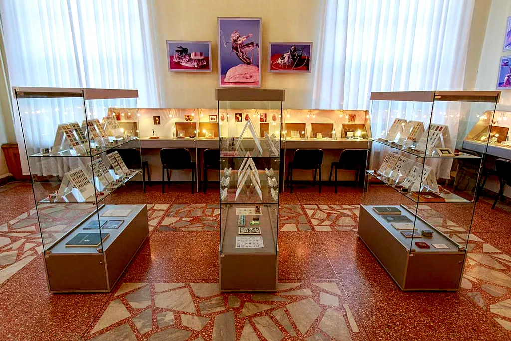 Фото: Александр Бурый - Экспозицию микроминиатюр сибирского Левши в Музее имени Врубеля с полным правомможно назвать грандиозной