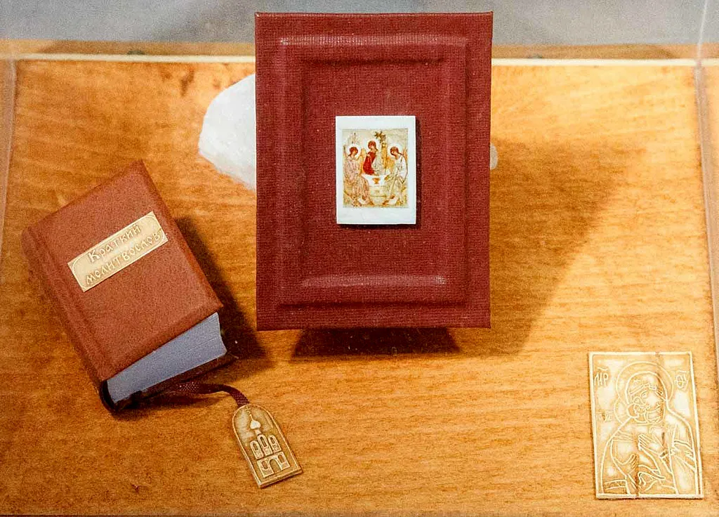 Фото: Александр Бурый - Великое в малом — миниатюрная икона Святой Троицы