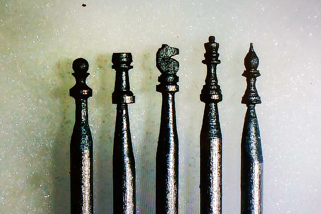 Фото: Александр Бурый - Шахматные фигурки, вырезанные из грифеля карандаша