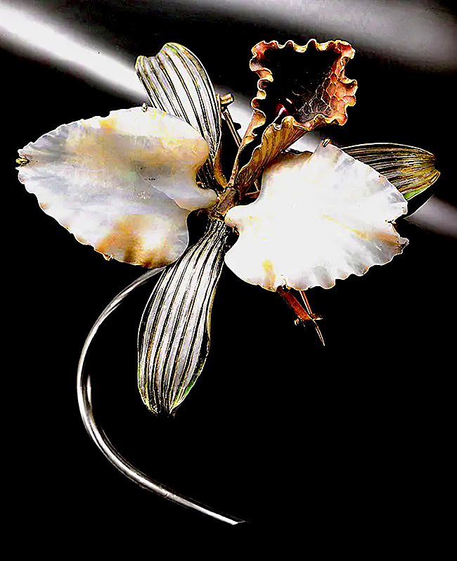 Рене Лалик. Брошь «Орхидея». Золото, серебро, опал, эмаль.1898−1902. Музей Лалика, Lalique Museum Hakone, Япония. Источник