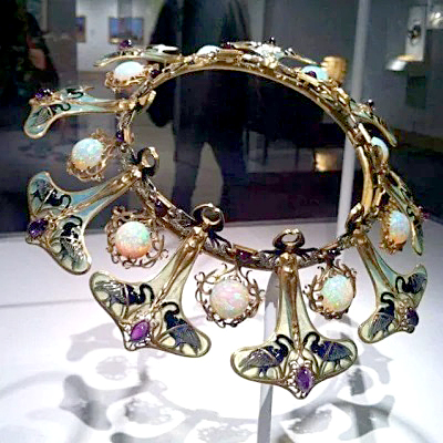 Ожерелье, созданное Рене Лаликом для второй жены, Алисы Ледрю. Опалы и аметисты. Ок. 1897–99. Музей Метрополитен,Нью-Йорк