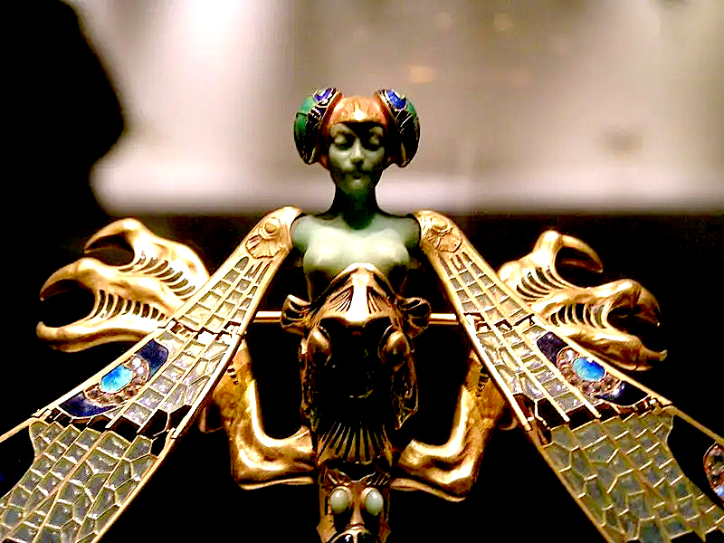 Рене Лалик. Корсажная брошь "Женщина - стрекоза", фрагмент. Ок. 1903