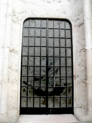 Двери в дом на Cours la Reine, 40, принадлежавший Рене Лалику