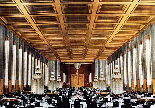 Интерьер ресторан лайнера «Нормандия», для которого Лалик создал люстры и колонны. 1935