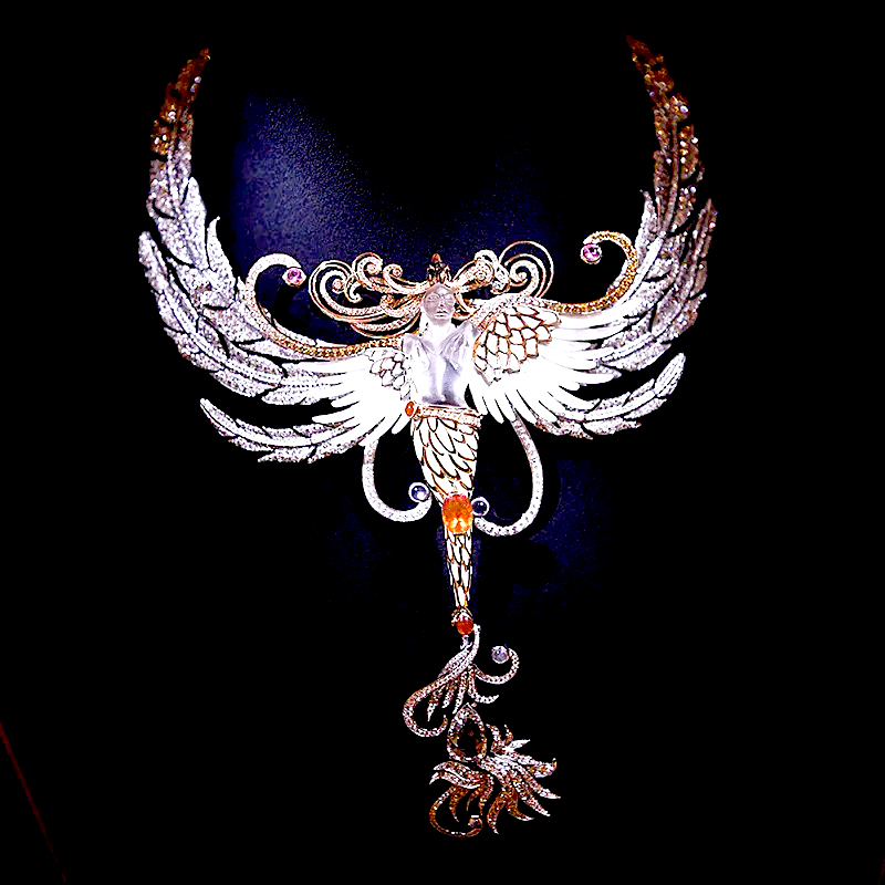 Ожерелье Sacred Fire Odyssey © Air de Prod. Источник lalique.com Коллекция ювелирных украшений l’Odyssée du Feu Sacré был представлена публике в 2012 году и ознаменовала возвращение к традициям, заложенным основателем компании, удивительным ювелиром и дизайнером Рене Лаликом.