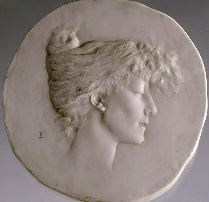 9 декабря 1896 года в Париже Сара Бернар отмечала тридцать лет своей актёрской деятельности. В Grand Hotel состоялся торжественный банкет, затем в театре актриса исполнила отрывок из Расина. Наконец, сидя на троне, принимала стихотворные восхваления пяти поэтов. Каждый гость получил Иллюстрированный альбом и серебрянную медаль с гравировкой Рене Лалика с изображением актрисы. Эта медаль из слоновой кости - единственная в своём роде и создана Лаликом для его друга, художника Жоржа Клерена, который был тогда признанным любовником "Божественной Сары