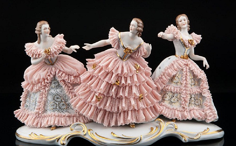 «Три девушки в кружевных платьях»